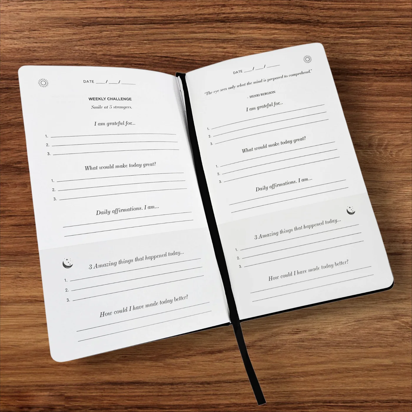 Opengeslagen journal op een houten tafel, met ochtend- en avondvragen